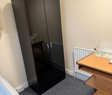 Room in a Shared House, College Road, RG6 - Photo 2