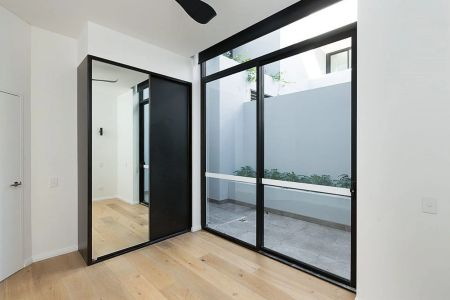 Modern Luxury Two Bedroom Garden Apartment - Photo 3