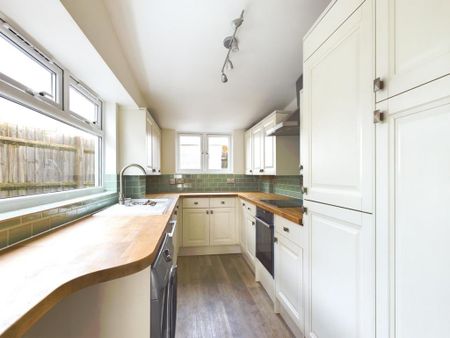 2 bedroom end of terrace house to rent - Photo 4