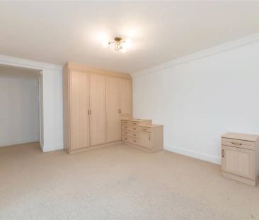 3 bedroom flat in Hampstead - Photo 4