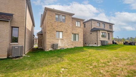 For Lease - 102 Strickland Avenue, Brantford, Ontario - Photo 4