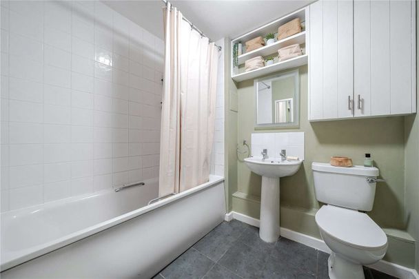 A delightful apartment positioned in a sought-after location. - Photo 1