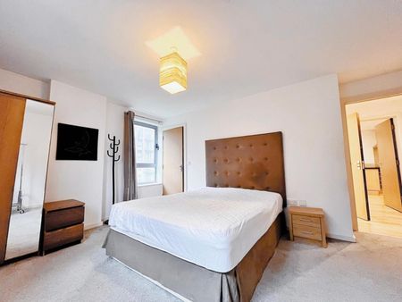 2 bedroom Flat To Let - Photo 4