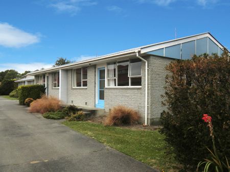Front 2 bedroom unit in quiet Riccarton block - Photo 2