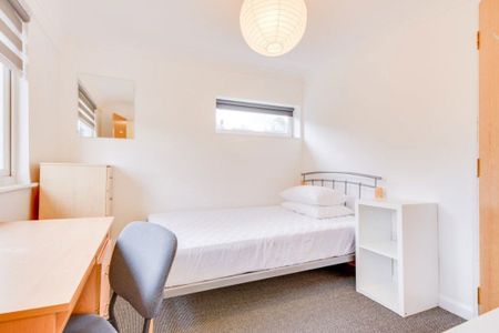 £769 p/w (£3,332 pcm) - Photo 3