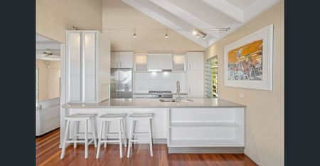 Luxury Coastal Retreat with Captivating Views - Photo 3