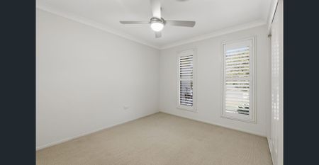 THIS HOME HAS IT ALL - POOL, SHED & MULTIPLE LIVING AREAS - Photo 4