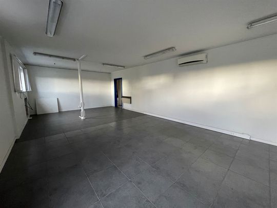 Ruim Magazijn met Kantoorruimte te Huur op Toplocatie - Kontich (Satenrozen) - Photo 1
