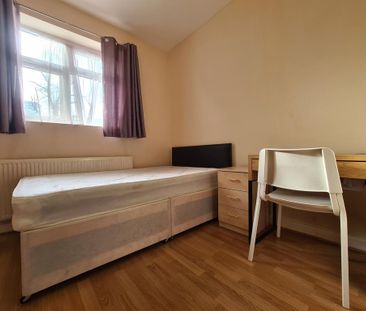 1 bedroom in a house share to rent - Photo 1