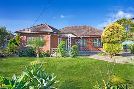 FULL OF CHARACTER - Photo 4