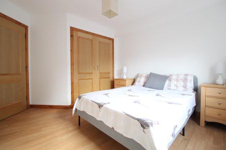 3 bedroom flat to rent - Photo 4