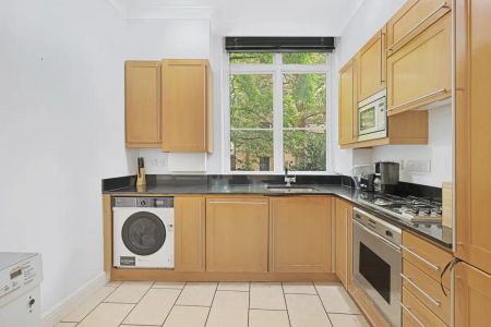 2 bedroom flat in London - Photo 2