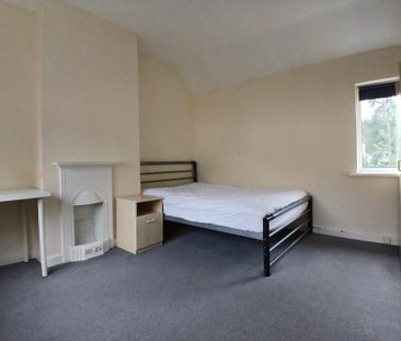 4 bedroom semi-detached house to rent - Photo 3