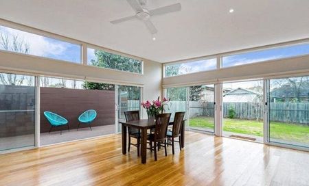 Spacious 4-Bedroom Family Home with Modern Features and Expansive Gardens in Yarraville - Photo 4