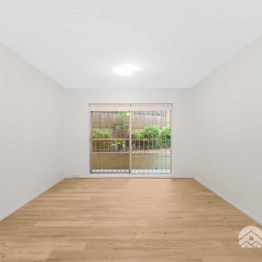 Beautifully Renovated 2 bedrooms unit in an Ultra-convenient and quite Location - Photo 1