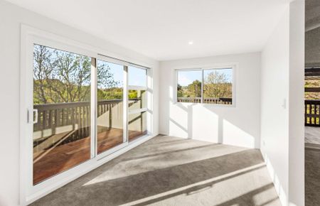 Charming Newly Renovated 5-Bedroom Home Near Clevedon Village - Photo 4