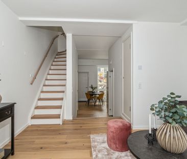 Rummeligt 3-etages rækkehus med to private terrasser og to toiletter - Foto 1