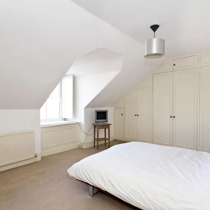 3 bedroom flat in London - Photo 1