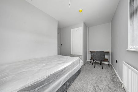 5 bedroom semi-detached house to rent - Photo 3