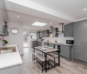 1 bedroom in a house share to rent - Photo 2