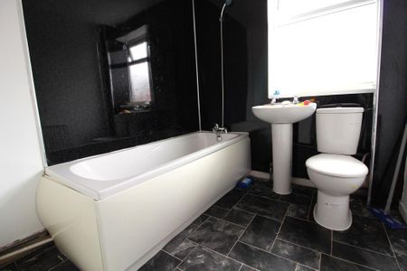 3 bedroom end of terrace house to rent - Photo 3