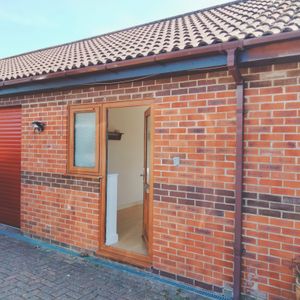 1 bedroom maisonette to rent Locks Road - Photo 2