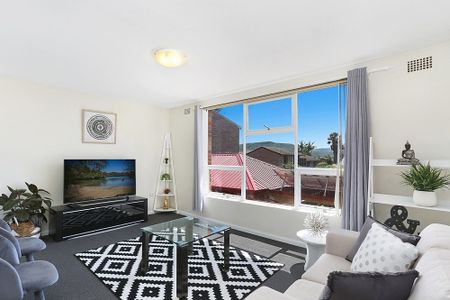 Light-Filled Apartment in a Prime Beachside Location - Photo 3