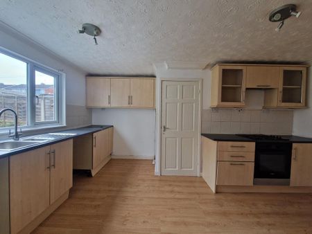 3 bedroom semi-detached house to rent - Photo 5