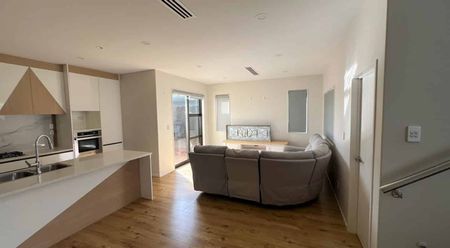 Spacious 3-Bedroom Townhouse in Popular Flat Bush bonus Water and Internet Inclusive! - Photo 3