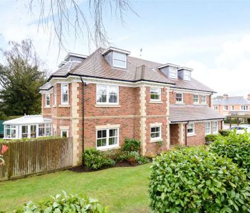 A well presented two bedroom ground floor apartment in Sunningdale. - Photo 1