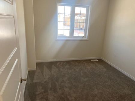 For Lease - 120 Esther Crescent, Thorold, Ontario - Photo 3