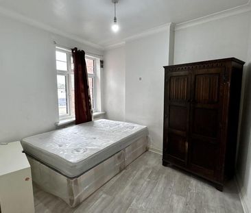 4 bedroom flat to rent - Photo 3