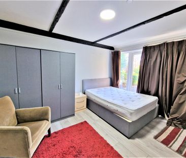 1 bedroom in a house share to rent - Photo 2