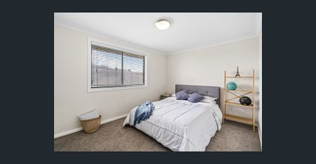 HUGE FAMILY HOME - FULLY FENCED - SOUGHT AFTER LOCATION NEAR SCHOOLS GREAT ACCESS TO FREEWAY - Photo 3