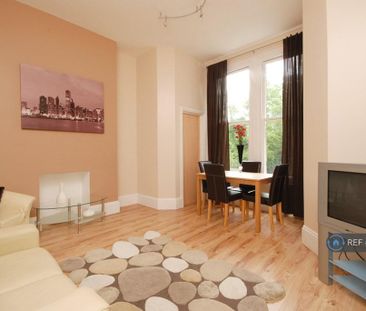 4 bedroom flat to rent - Photo 2