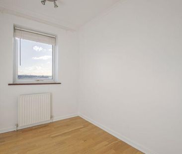 3 bedroom end of terrace house to rent - Photo 4