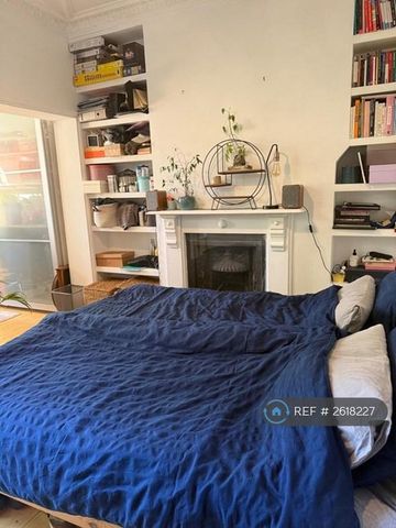 1 bedroom in a flat share to rent - Photo 2
