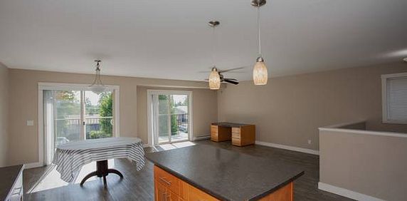 *** RENOVATED 3 BR 2 BATH UPPER SUITE @ VIU!! *** - Photo 2