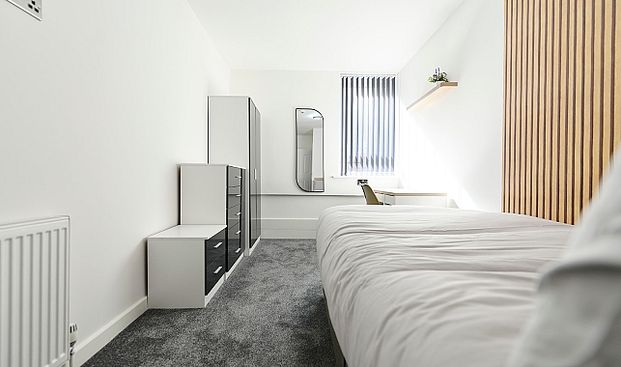 Double Room In Brand New 7-Bedroom En Suite Apartment- Just a short walk into the City Center - Photo 1