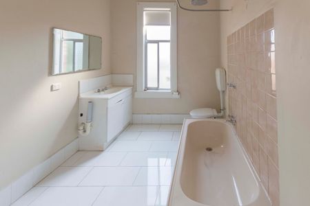 Charming Two-Bedroom Unit in the Heart of Brunswick - Photo 4