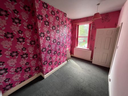 *** TWO DOUBLE BEDROOMS ****DINING ROOM*** FRONT RECEPTION ROOM *****FITTED KITCHEN***FAMILY BATHROOM***GARDEN*** CENTRAL HEATING ***DOUBLE GLAZED*** . - Photo 5