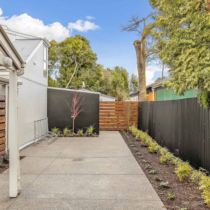 Room for rent in popular boarding house! - Photo 1