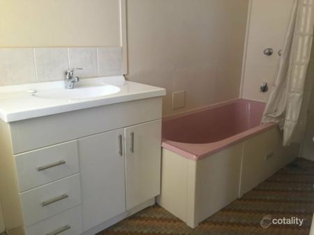 Conveniently Located 2-Bedroom Flat in a Small Block of 4 - Photo 5