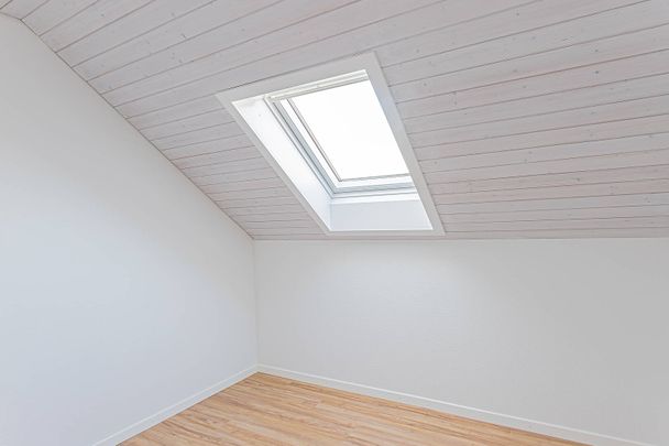 Renovierte Dachwohnung an ruhiger Lage mit traumhafter Aussicht! - Foto 1