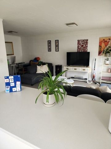 Charming 2BR Unit in Hamilton East - Photo 4