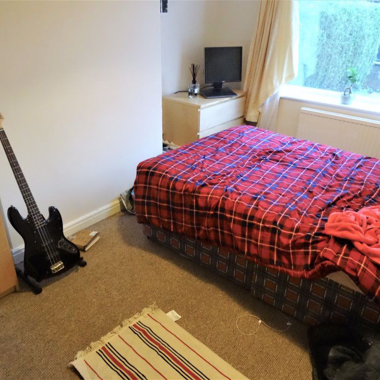 3 bedroom House in Cliffe Side Gardens, Leeds - Photo 1