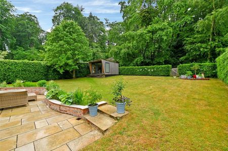 This beautifully presented modern detached home is situated in the sought-after village of Kingwood, offering a spacious and flexible family living environment - Photo 2