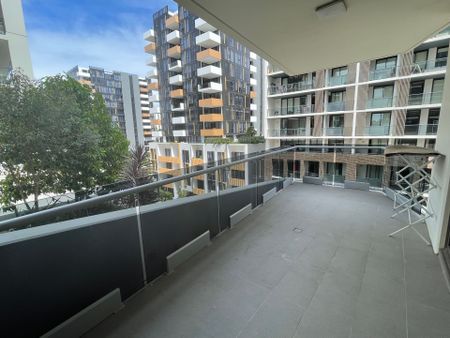 [Fully furnished] Stunning Three Bedroom Apt with 2 Car Space for Lease - Photo 2