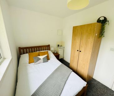 A Comforting 6 Double Bedrooms for Rent in Brighton - Photo 5