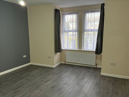 1 Bed Flat, East Ham, E6 - Photo 2